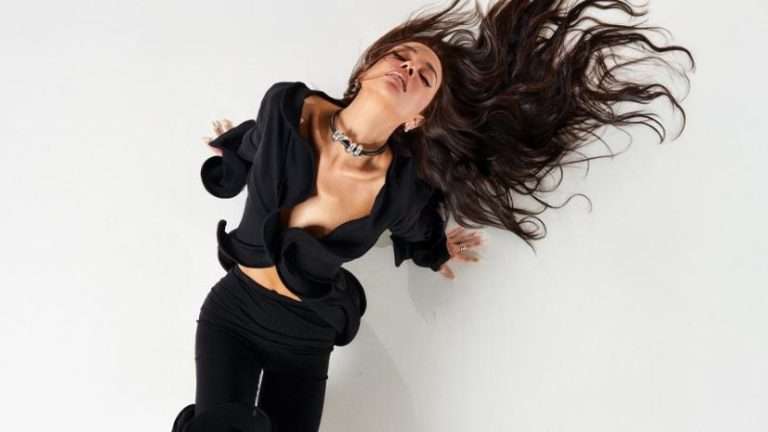 Νέο Τραγούδι που έπαιξε Αποπληκτικά στο Ρυθμό από την Ελένη Φουρέιρα με τίτλο «Alleluia» [Short Film Video]!