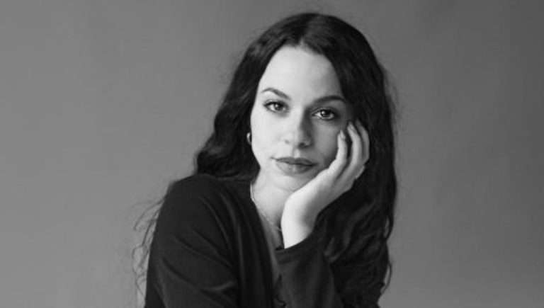 Η Ταλαντούχα Ερμηνεύτρια, Κωνσταντίνα Κορδούλη Κυκλοφορεί το νέο Τραγούδι και Music Video «Χαλάλι» και Συνεχίζει τη Δισκογραφική της Πορεία!