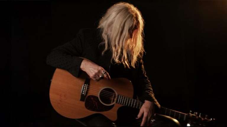 Νέο Τραγούδι από τον Νίκο Καρβέλα με τίτλο «Γονείς» [Official Music Video]!